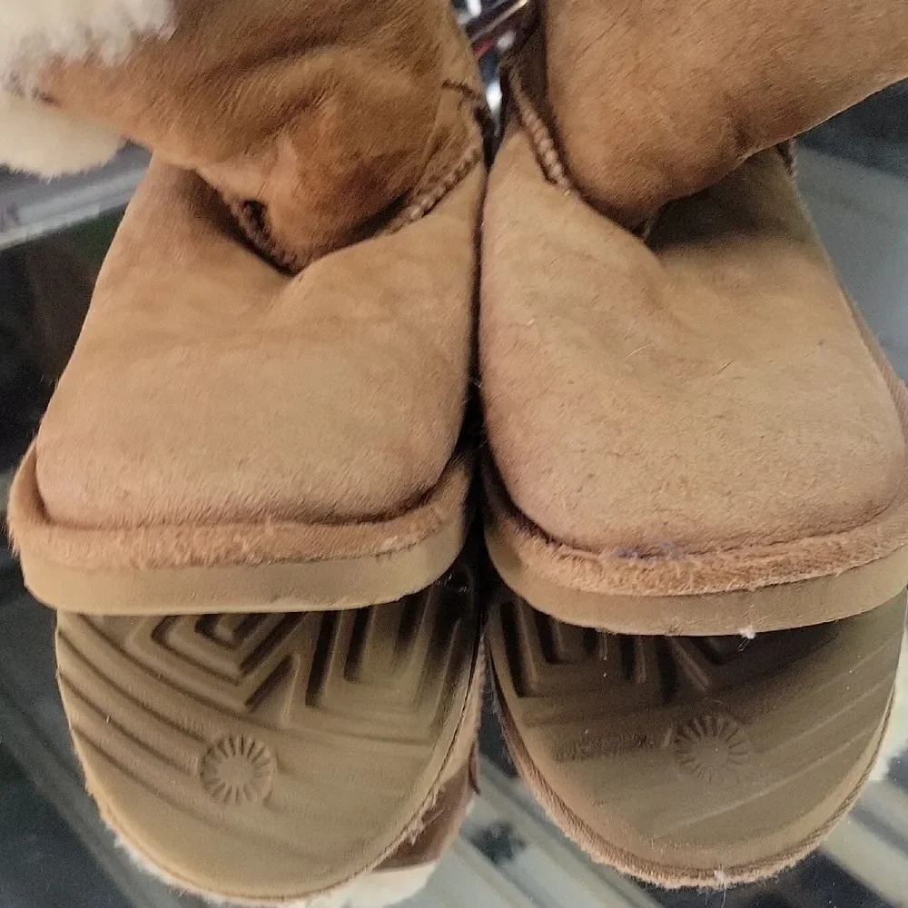 Womens 5 UGG Women's Bailey Button II boots in chestnut suede and sheepskin.